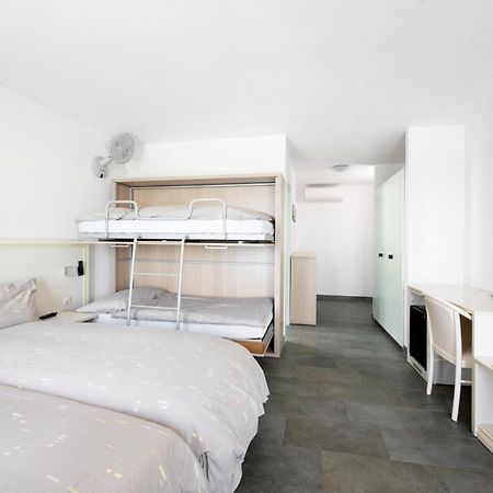 Hotel Du Port Villeneuve Buitenkant foto