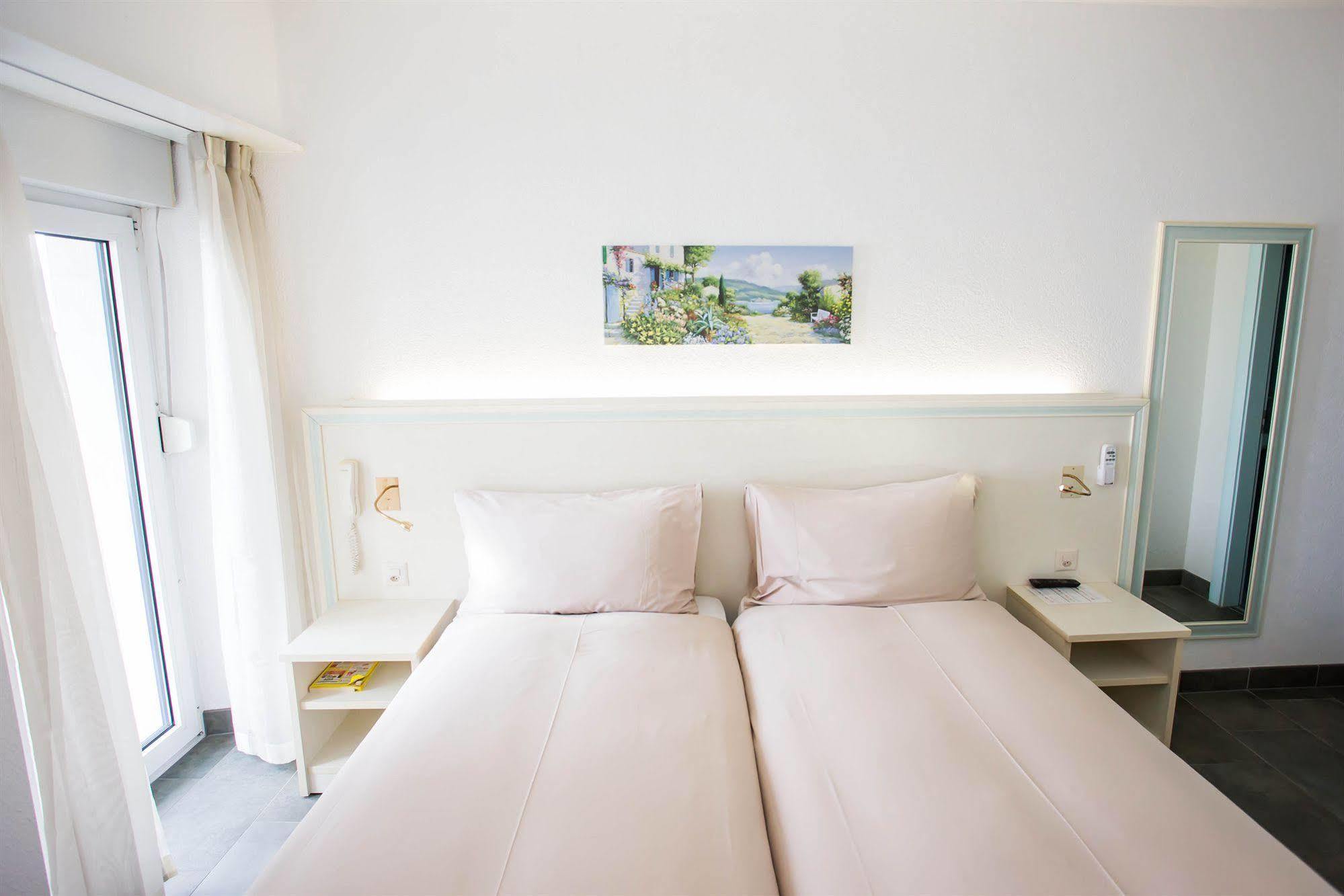 Hotel Du Port Villeneuve Buitenkant foto