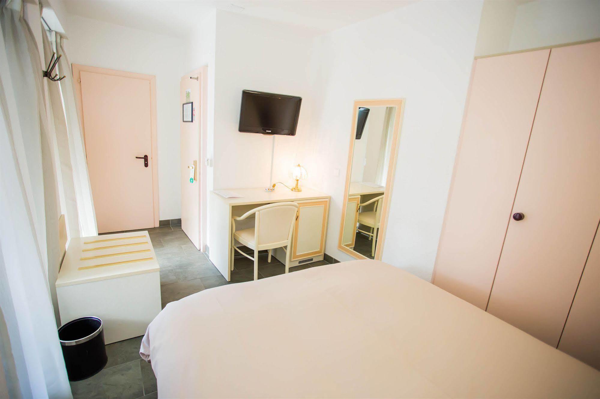 Hotel Du Port Villeneuve Buitenkant foto