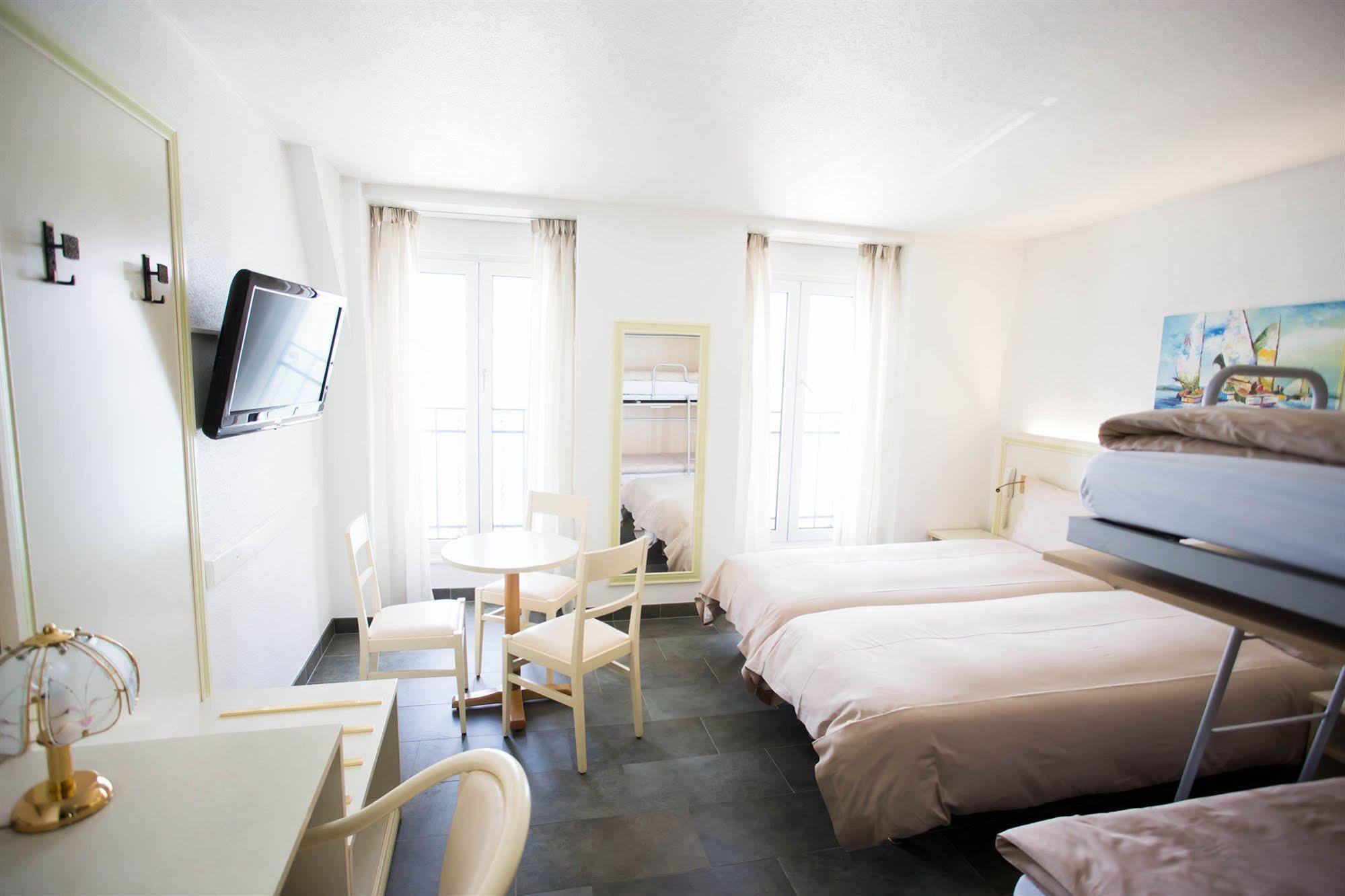 Hotel Du Port Villeneuve Buitenkant foto